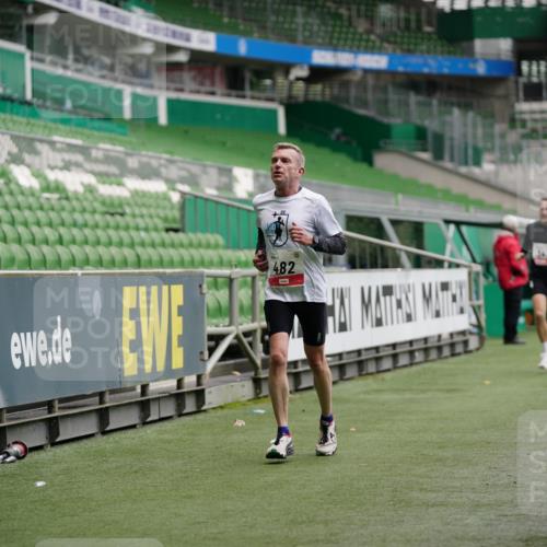 05.10.2025 - 20. swb-Marathon Bremen Michael Burmester http://msf.ph/oto/9325564 05.10.2025 12:35:41 Laufen im Stadion 235, 343, 482, 673, 1000, 1232, 2129, 2838, 8321, 8613, 328, 925, 5608, 6927 meine-sportfotos.de