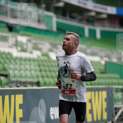 05.10.2025 - 20. swb-Marathon Bremen Michael Burmester http://msf.ph/oto/9325568 05.10.2025 12:35:43 Laufen im Stadion 235, 343, 482, 673, 1000, 2129, 2838, 8321, 8613, 328, 1232, 5608 meine-sportfotos.de