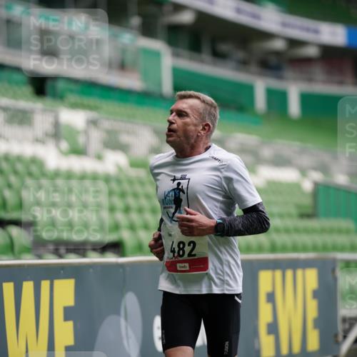 05.10.2025 - 20. swb-Marathon Bremen Michael Burmester http://msf.ph/oto/9325572 05.10.2025 12:35:43 Laufen im Stadion 235, 343, 482, 673, 1000, 2129, 2838, 8321, 8613, 328, 1232, 5608 meine-sportfotos.de