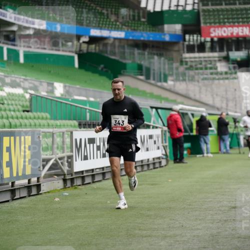 05.10.2025 - 20. swb-Marathon Bremen Michael Burmester http://msf.ph/oto/9325576 05.10.2025 12:35:45 Laufen im Stadion 235, 343, 482, 673, 902, 1000, 1640, 1837, 2129, 2838, 8321, 8613, 328, 1232 meine-sportfotos.de
