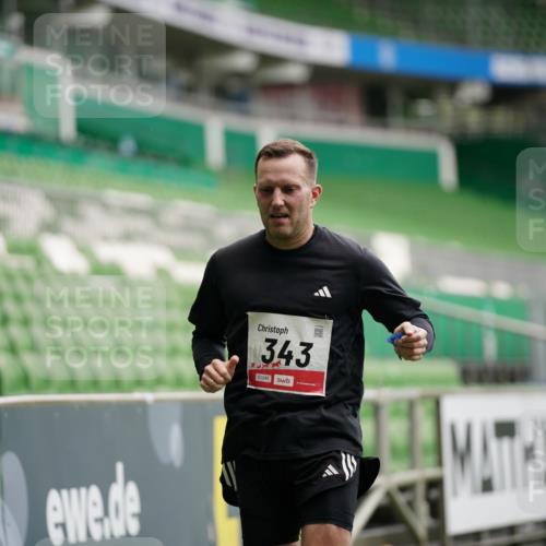 05.10.2025 - 20. swb-Marathon Bremen Michael Burmester http://msf.ph/oto/9325584 05.10.2025 12:35:47 Laufen im Stadion 235, 343, 482, 673, 902, 1000, 1640, 1837, 2129, 2838, 7854, 8321, 8613, 328, 1232 meine-sportfotos.de