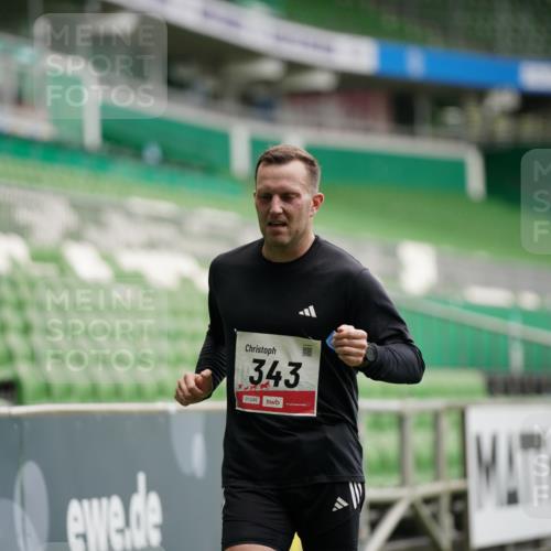 05.10.2025 - 20. swb-Marathon Bremen Michael Burmester http://msf.ph/oto/9325587 05.10.2025 12:35:47 Laufen im Stadion 235, 343, 482, 673, 902, 1000, 1640, 1837, 2129, 2838, 7854, 8321, 8613, 328, 1232 meine-sportfotos.de