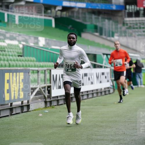 05.10.2025 - 20. swb-Marathon Bremen Michael Burmester http://msf.ph/oto/9325591 05.10.2025 12:35:52 Laufen im Stadion 343, 482, 902, 1000, 1212, 1640, 1837, 2129, 2838, 3891, 7854, 8321, 8613, 235, 673, 1232 meine-sportfotos.de