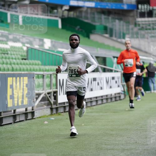 05.10.2025 - 20. swb-Marathon Bremen Michael Burmester http://msf.ph/oto/9325595 05.10.2025 12:35:52 Laufen im Stadion 343, 482, 902, 1000, 1212, 1640, 1837, 2129, 2838, 3891, 7854, 8321, 8613, 235, 673, 1232 meine-sportfotos.de