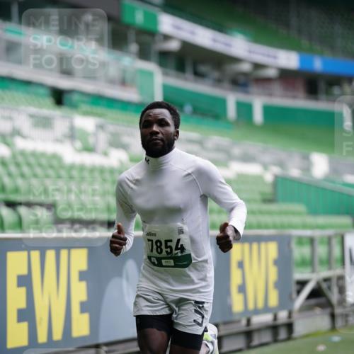 05.10.2025 - 20. swb-Marathon Bremen Michael Burmester http://msf.ph/oto/9325599 05.10.2025 12:35:53 Laufen im Stadion 343, 482, 902, 1000, 1212, 1640, 1837, 2129, 2838, 3891, 7854, 8321, 8613, 235, 673, 1232 meine-sportfotos.de