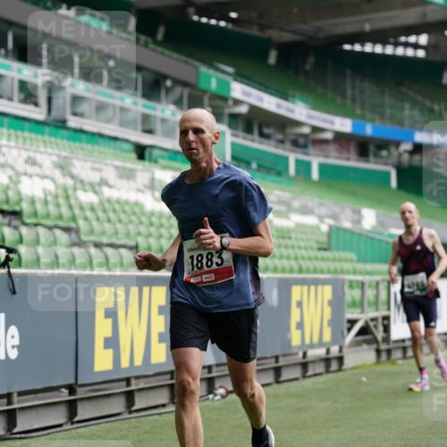 05.10.2025 - 20. swb-Marathon Bremen Michael Burmester http://msf.ph/oto/9325602 05.10.2025 12:45:27 Laufen im Stadion 109, 349, 819, 1055, 1146, 1631, 1790, 1883, 2666, 2719, 3197, 3218, 3327, 3342, 3807, 4358, 4571, 4786, 5132, 5588, 6150, 6302, 6996, 7028, 7440, 8747, 8828, 9130, 539, 642, 657, 2013, 2188, 3150, 3219, 3251, 3982, 6633, 7525, 8169, 8351, 8382 meine-sportfotos.de