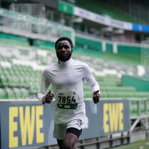 05.10.2025 - 20. swb-Marathon Bremen Michael Burmester http://msf.ph/oto/9325603 05.10.2025 12:35:54 Laufen im Stadion 343, 482, 902, 1000, 1212, 1640, 1837, 2129, 2838, 3891, 7854, 8321, 8613, 235, 673, 1232 meine-sportfotos.de