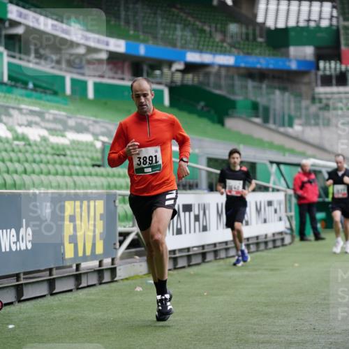 05.10.2025 - 20. swb-Marathon Bremen Michael Burmester http://msf.ph/oto/9325607 05.10.2025 12:35:55 Laufen im Stadion 343, 482, 902, 1000, 1212, 1640, 1837, 2129, 2838, 3891, 7854, 8321, 8613, 235, 673, 1232 meine-sportfotos.de