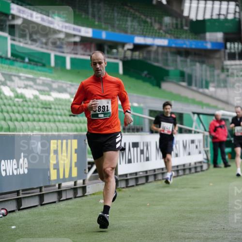 05.10.2025 - 20. swb-Marathon Bremen Michael Burmester http://msf.ph/oto/9325611 05.10.2025 12:35:55 Laufen im Stadion 343, 482, 902, 1000, 1212, 1640, 1837, 2129, 2838, 3891, 7854, 8321, 8613, 235, 673, 1232 meine-sportfotos.de