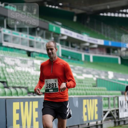 05.10.2025 - 20. swb-Marathon Bremen Michael Burmester http://msf.ph/oto/9325615 05.10.2025 12:35:56 Laufen im Stadion 343, 482, 902, 1000, 1212, 1640, 1837, 2129, 2838, 3891, 7854, 8321, 8613, 235, 673, 1232 meine-sportfotos.de