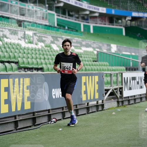 05.10.2025 - 20. swb-Marathon Bremen Michael Burmester http://msf.ph/oto/9325626 05.10.2025 12:35:58 Laufen im Stadion 343, 482, 902, 1000, 1212, 1640, 1837, 2129, 2838, 3891, 7854, 8321, 8613, 235, 673, 1232 meine-sportfotos.de