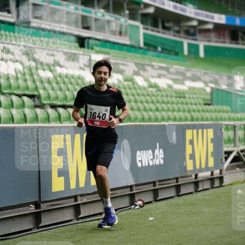 05.10.2025 - 20. swb-Marathon Bremen Michael Burmester http://msf.ph/oto/9325631 05.10.2025 12:35:59 Laufen im Stadion 343, 482, 902, 1000, 1212, 1640, 1837, 2129, 2838, 3891, 7854, 8321, 8613, 235, 673, 1232, 2129 meine-sportfotos.de