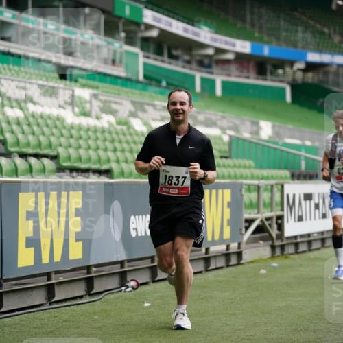05.10.2025 - 20. swb-Marathon Bremen Michael Burmester http://msf.ph/oto/9325635 05.10.2025 12:36:01 Laufen im Stadion 343, 482, 902, 1000, 1212, 1640, 1837, 2838, 3198, 3891, 7854, 8321, 8613, 235, 673, 1232, 2129 meine-sportfotos.de