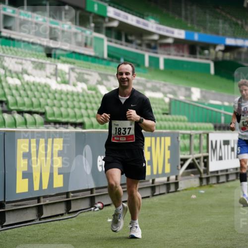 05.10.2025 - 20. swb-Marathon Bremen Michael Burmester http://msf.ph/oto/9325639 05.10.2025 12:36:01 Laufen im Stadion 343, 482, 902, 1000, 1212, 1640, 1837, 2838, 3198, 3891, 7854, 8321, 8613, 235, 673, 1232, 2129 meine-sportfotos.de