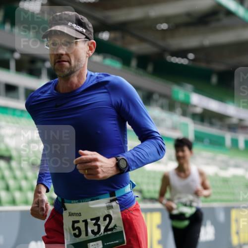 05.10.2025 - 20. swb-Marathon Bremen Michael Burmester http://msf.ph/oto/9325642 05.10.2025 12:45:31 Laufen im Stadion 109, 349, 649, 852, 943, 1055, 1146, 1307, 1631, 1790, 1883, 2666, 2719, 3197, 3218, 3327, 3342, 3807, 4571, 4786, 5132, 5588, 6150, 6302, 6996, 7028, 7440, 8747, 8828, 9130, 539, 642, 657, 819, 2013, 2188, 3150, 3219, 3251, 3982, 4358, 6633, 8169, 8351, 8382 meine-sportfotos.de