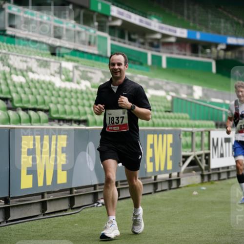 05.10.2025 - 20. swb-Marathon Bremen Michael Burmester http://msf.ph/oto/9325643 05.10.2025 12:36:01 Laufen im Stadion 343, 482, 902, 1000, 1212, 1640, 1837, 2838, 3198, 3891, 7854, 8321, 8613, 235, 673, 1232, 2129 meine-sportfotos.de