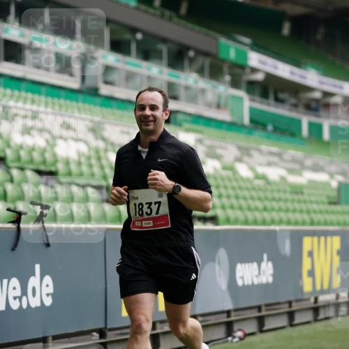 05.10.2025 - 20. swb-Marathon Bremen Michael Burmester http://msf.ph/oto/9325647 05.10.2025 12:36:02 Laufen im Stadion 343, 482, 902, 1000, 1212, 1231, 1640, 1837, 2838, 3198, 3891, 7854, 8321, 8613, 235, 673, 1232, 2129 meine-sportfotos.de