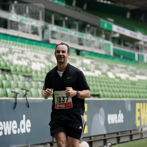 05.10.2025 - 20. swb-Marathon Bremen Michael Burmester http://msf.ph/oto/9325651 05.10.2025 12:36:02 Laufen im Stadion 343, 482, 902, 1000, 1212, 1231, 1640, 1837, 2838, 3198, 3891, 7854, 8321, 8613, 235, 673, 1232, 2129 meine-sportfotos.de