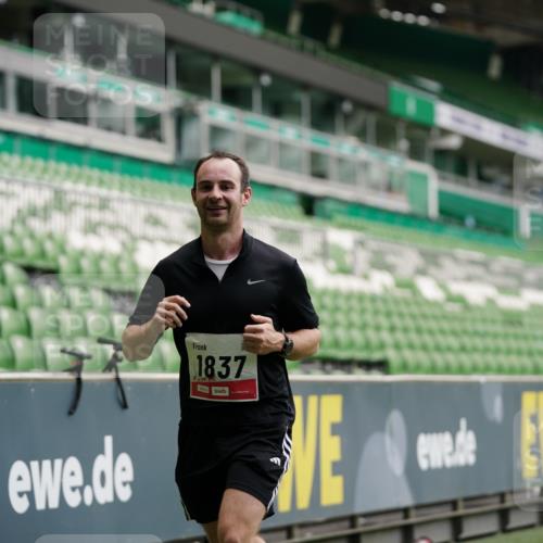 05.10.2025 - 20. swb-Marathon Bremen Michael Burmester http://msf.ph/oto/9325655 05.10.2025 12:36:02 Laufen im Stadion 343, 482, 902, 1000, 1212, 1231, 1640, 1837, 2838, 3198, 3891, 7854, 8321, 8613, 235, 673, 1232, 2129 meine-sportfotos.de