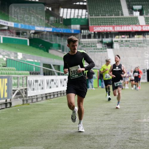 05.10.2025 - 20. swb-Marathon Bremen Michael Burmester http://msf.ph/oto/9325658 05.10.2025 12:45:34 Laufen im Stadion 109, 349, 649, 852, 943, 1055, 1091, 1146, 1307, 1631, 1790, 1883, 2545, 2666, 3197, 3218, 3327, 3807, 4571, 4786, 5132, 5588, 6150, 6302, 6996, 7028, 7440, 8747, 8828, 9130, 642, 657, 819, 1631, 2013, 2188, 2719, 3219, 3251, 3342, 4358, 6633, 8169, 8351, 8382 meine-sportfotos.de