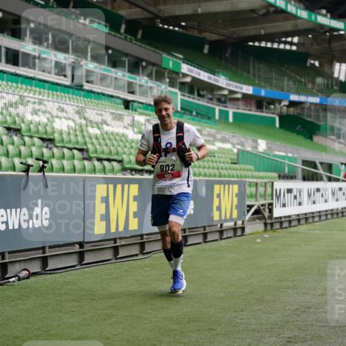 05.10.2025 - 20. swb-Marathon Bremen Michael Burmester http://msf.ph/oto/9325659 05.10.2025 12:36:04 Laufen im Stadion 343, 482, 902, 1000, 1212, 1231, 1640, 1837, 2838, 3198, 3891, 7854, 8321, 8613, 235, 673, 2129 meine-sportfotos.de