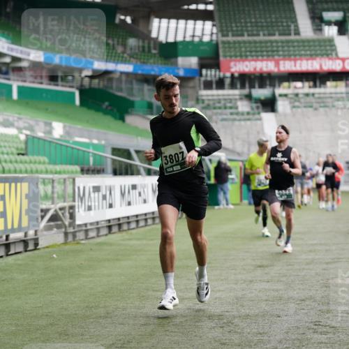 05.10.2025 - 20. swb-Marathon Bremen Michael Burmester http://msf.ph/oto/9325662 05.10.2025 12:45:34 Laufen im Stadion 109, 349, 649, 852, 943, 1055, 1091, 1146, 1307, 1631, 1790, 1883, 2545, 2666, 3197, 3218, 3327, 3807, 4571, 4786, 5132, 5588, 6150, 6302, 6996, 7028, 7440, 8747, 8828, 9130, 642, 657, 819, 1631, 2013, 2188, 2719, 3219, 3251, 3342, 4358, 6633, 8169, 8351, 8382 meine-sportfotos.de