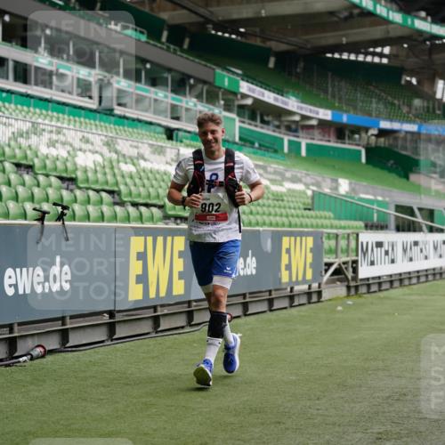 05.10.2025 - 20. swb-Marathon Bremen Michael Burmester http://msf.ph/oto/9325663 05.10.2025 12:36:04 Laufen im Stadion 343, 482, 902, 1000, 1212, 1231, 1640, 1837, 2838, 3198, 3891, 7854, 8321, 8613, 235, 673, 2129 meine-sportfotos.de