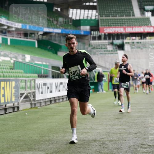 05.10.2025 - 20. swb-Marathon Bremen Michael Burmester http://msf.ph/oto/9325666 05.10.2025 12:45:34 Laufen im Stadion 109, 349, 649, 852, 943, 1055, 1091, 1146, 1307, 1631, 1790, 1883, 2545, 2666, 3197, 3218, 3327, 3807, 4571, 4786, 5132, 5588, 6150, 6302, 6996, 7028, 7440, 8747, 8828, 9130, 642, 657, 819, 1631, 2013, 2188, 2719, 3219, 3251, 3342, 4358, 6633, 8169, 8351, 8382 meine-sportfotos.de