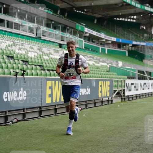 05.10.2025 - 20. swb-Marathon Bremen Michael Burmester http://msf.ph/oto/9325667 05.10.2025 12:36:04 Laufen im Stadion 343, 482, 902, 1000, 1212, 1231, 1640, 1837, 2838, 3198, 3891, 7854, 8321, 8613, 235, 673, 2129 meine-sportfotos.de