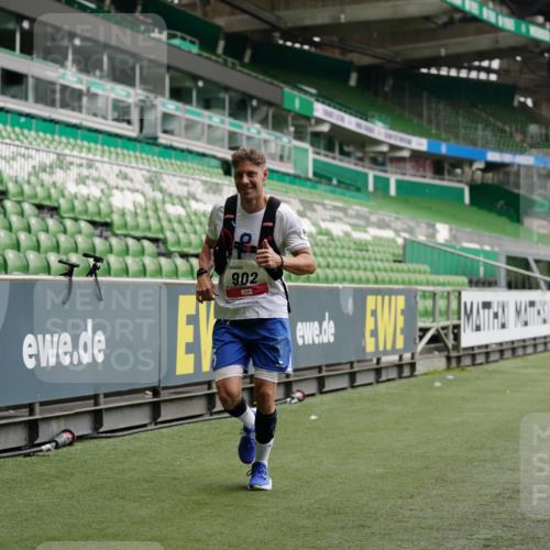 05.10.2025 - 20. swb-Marathon Bremen Michael Burmester http://msf.ph/oto/9325671 05.10.2025 12:36:04 Laufen im Stadion 343, 482, 902, 1000, 1212, 1231, 1640, 1837, 2838, 3198, 3891, 7854, 8321, 8613, 235, 673, 2129 meine-sportfotos.de