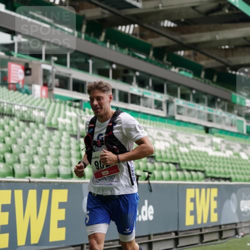 05.10.2025 - 20. swb-Marathon Bremen Michael Burmester http://msf.ph/oto/9325675 05.10.2025 12:36:05 Laufen im Stadion 343, 482, 902, 1000, 1212, 1231, 1640, 1837, 2838, 3198, 3891, 7854, 8321, 8613, 235, 673, 2129 meine-sportfotos.de