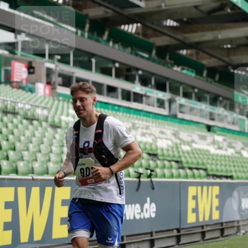 05.10.2025 - 20. swb-Marathon Bremen Michael Burmester http://msf.ph/oto/9325679 05.10.2025 12:36:05 Laufen im Stadion 343, 482, 902, 1000, 1212, 1231, 1640, 1837, 2838, 3198, 3891, 7854, 8321, 8613, 235, 673, 2129 meine-sportfotos.de