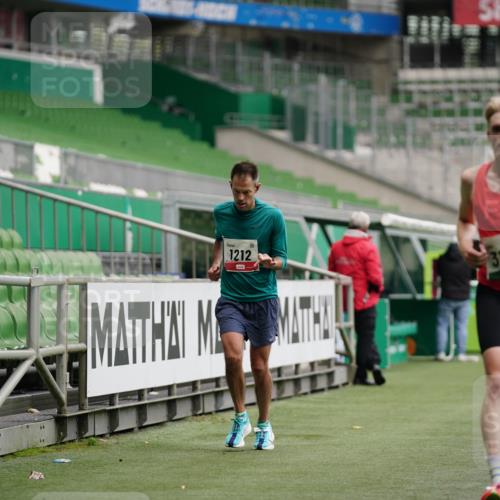05.10.2025 - 20. swb-Marathon Bremen Michael Burmester http://msf.ph/oto/9325696 05.10.2025 12:36:08 Laufen im Stadion 343, 482, 761, 902, 1000, 1212, 1231, 1640, 1837, 2838, 3198, 3891, 7854, 8321, 8613, 235, 673, 2129 meine-sportfotos.de