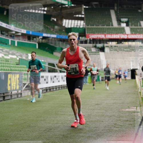 05.10.2025 - 20. swb-Marathon Bremen Michael Burmester http://msf.ph/oto/9325704 05.10.2025 12:36:10 Laufen im Stadion 343, 482, 761, 902, 1000, 1212, 1231, 1640, 1837, 2838, 3198, 3891, 7854, 8321, 8613, 673, 2129 meine-sportfotos.de