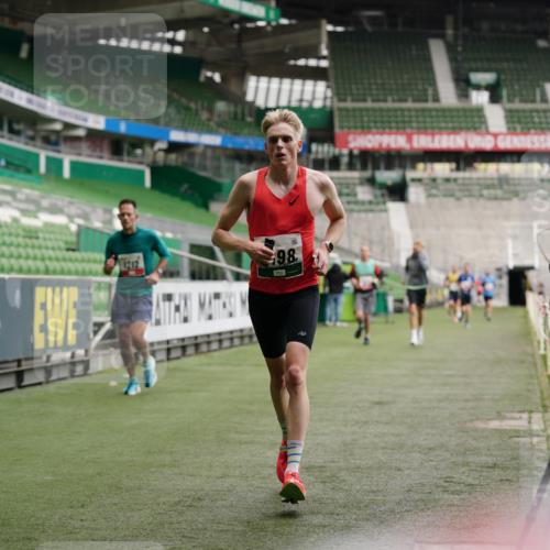 05.10.2025 - 20. swb-Marathon Bremen Michael Burmester http://msf.ph/oto/9325708 05.10.2025 12:36:10 Laufen im Stadion 343, 482, 761, 902, 1000, 1212, 1231, 1640, 1837, 2838, 3198, 3891, 7854, 8321, 8613, 673, 2129 meine-sportfotos.de