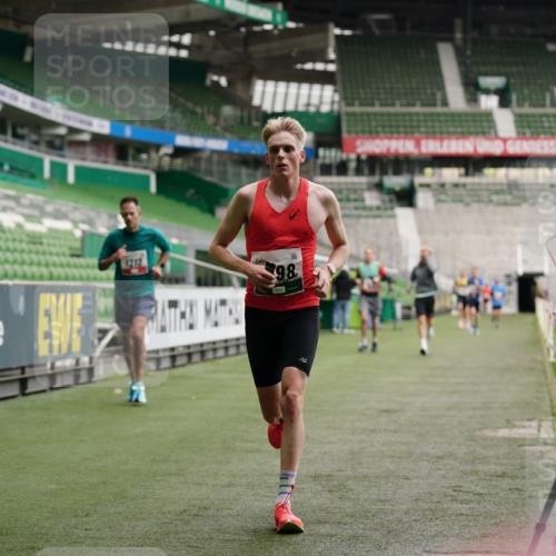05.10.2025 - 20. swb-Marathon Bremen Michael Burmester http://msf.ph/oto/9325712 05.10.2025 12:36:10 Laufen im Stadion 343, 482, 761, 902, 1000, 1212, 1231, 1640, 1837, 2838, 3198, 3891, 7854, 8321, 8613, 673, 2129 meine-sportfotos.de