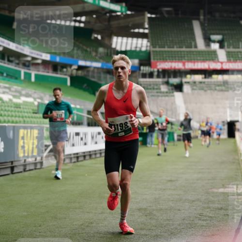 05.10.2025 - 20. swb-Marathon Bremen Michael Burmester http://msf.ph/oto/9325716 05.10.2025 12:36:10 Laufen im Stadion 343, 482, 761, 902, 1000, 1212, 1231, 1640, 1837, 2838, 3198, 3891, 7854, 8321, 8613, 673, 2129 meine-sportfotos.de