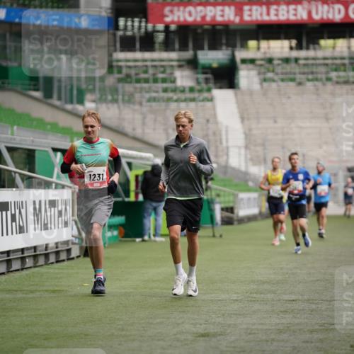 05.10.2025 - 20. swb-Marathon Bremen Michael Burmester http://msf.ph/oto/9325720 05.10.2025 12:36:13 Laufen im Stadion 298, 343, 482, 735, 761, 902, 1212, 1231, 1640, 1837, 2838, 3198, 3891, 7854, 8321, 8613, 1000, 2129 meine-sportfotos.de