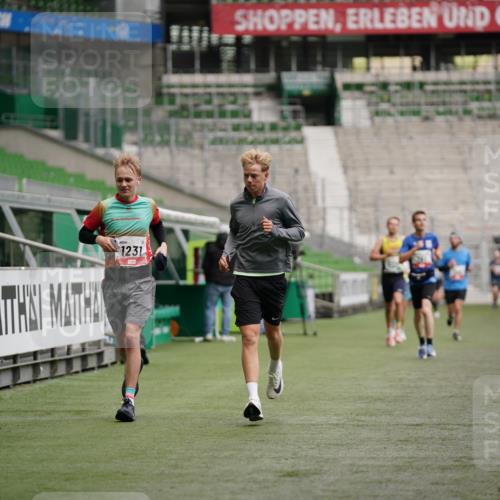 05.10.2025 - 20. swb-Marathon Bremen Michael Burmester http://msf.ph/oto/9325724 05.10.2025 12:36:13 Laufen im Stadion 298, 343, 482, 735, 761, 902, 1212, 1231, 1640, 1837, 2838, 3198, 3891, 7854, 8321, 8613, 1000, 2129 meine-sportfotos.de