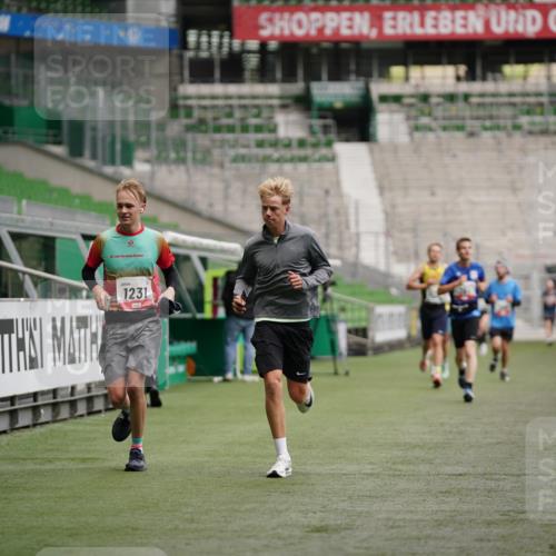 05.10.2025 - 20. swb-Marathon Bremen Michael Burmester http://msf.ph/oto/9325728 05.10.2025 12:36:13 Laufen im Stadion 298, 343, 482, 735, 761, 902, 1212, 1231, 1640, 1837, 2838, 3198, 3891, 7854, 8321, 8613, 1000, 2129 meine-sportfotos.de