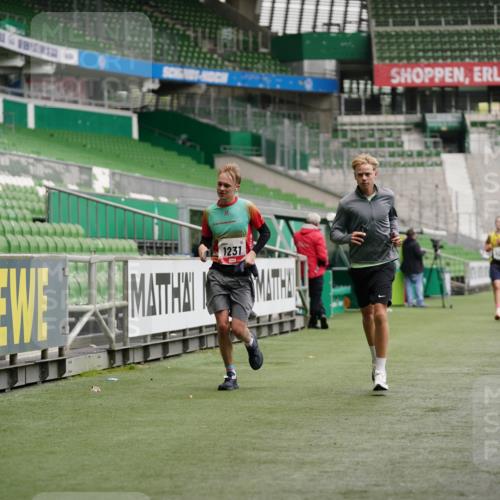 05.10.2025 - 20. swb-Marathon Bremen Michael Burmester http://msf.ph/oto/9325731 05.10.2025 12:36:14 Laufen im Stadion 298, 343, 482, 735, 761, 902, 1212, 1231, 1640, 1837, 2838, 3198, 3891, 7854, 8099, 8321, 8613, 1000, 2129 meine-sportfotos.de