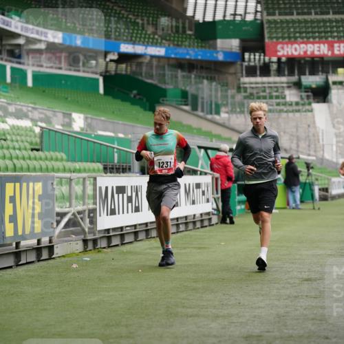 05.10.2025 - 20. swb-Marathon Bremen Michael Burmester http://msf.ph/oto/9325735 05.10.2025 12:36:14 Laufen im Stadion 298, 343, 482, 735, 761, 902, 1212, 1231, 1640, 1837, 2838, 3198, 3891, 7854, 8099, 8321, 8613, 1000, 2129 meine-sportfotos.de