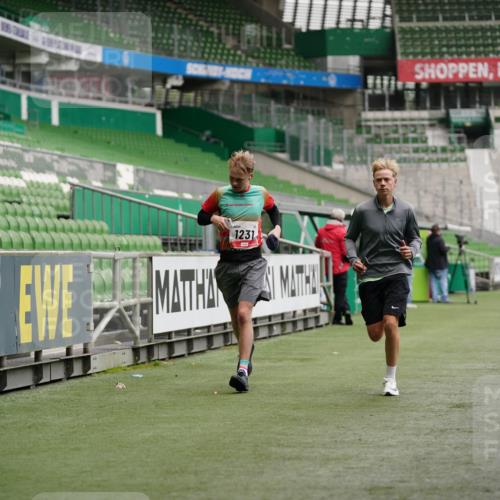 05.10.2025 - 20. swb-Marathon Bremen Michael Burmester http://msf.ph/oto/9325739 05.10.2025 12:36:14 Laufen im Stadion 298, 343, 482, 735, 761, 902, 1212, 1231, 1640, 1837, 2838, 3198, 3891, 7854, 8099, 8321, 8613, 1000, 2129 meine-sportfotos.de