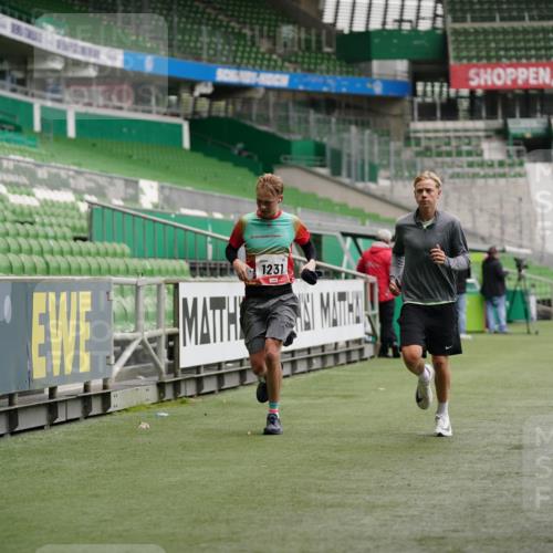 05.10.2025 - 20. swb-Marathon Bremen Michael Burmester http://msf.ph/oto/9325743 05.10.2025 12:36:15 Laufen im Stadion 298, 343, 482, 735, 761, 902, 1212, 1231, 1640, 1837, 2838, 3198, 3891, 7854, 8099, 8321, 8613, 1000, 2129, 2838 meine-sportfotos.de