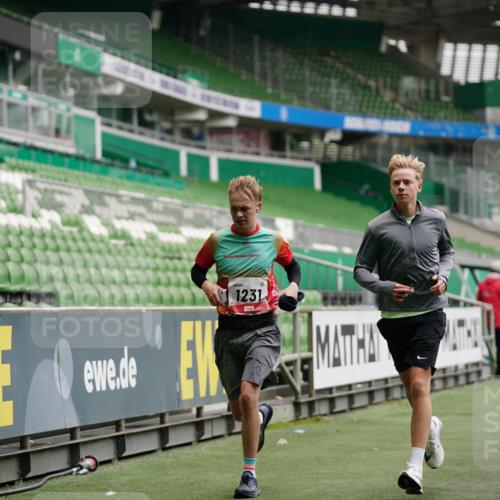 05.10.2025 - 20. swb-Marathon Bremen Michael Burmester http://msf.ph/oto/9325747 05.10.2025 12:36:16 Laufen im Stadion 298, 343, 482, 735, 761, 902, 1212, 1231, 1640, 1837, 3198, 3891, 7854, 8099, 8321, 8613, 1000, 2129, 2838 meine-sportfotos.de