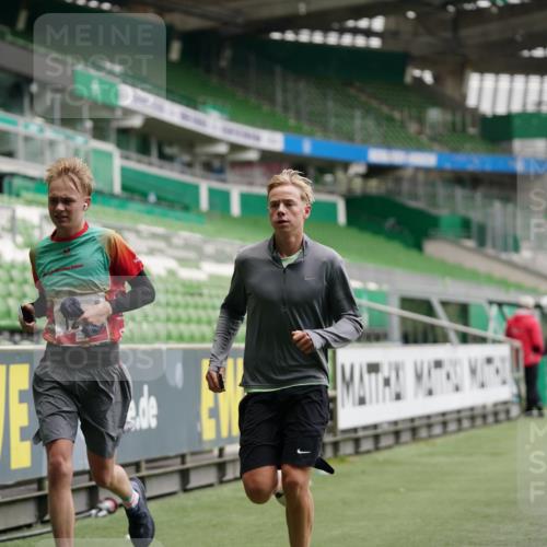 05.10.2025 - 20. swb-Marathon Bremen Michael Burmester http://msf.ph/oto/9325751 05.10.2025 12:36:17 Laufen im Stadion 298, 343, 482, 735, 761, 902, 1212, 1231, 1640, 1837, 3198, 3891, 7854, 8099, 8321, 8613, 1000, 2129, 2838 meine-sportfotos.de