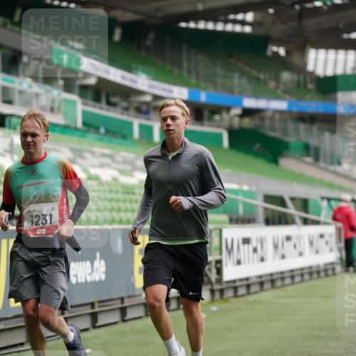 05.10.2025 - 20. swb-Marathon Bremen Michael Burmester http://msf.ph/oto/9325755 05.10.2025 12:36:17 Laufen im Stadion 298, 343, 482, 735, 761, 902, 1212, 1231, 1640, 1837, 3198, 3891, 7854, 8099, 8321, 8613, 1000, 2129, 2838 meine-sportfotos.de
