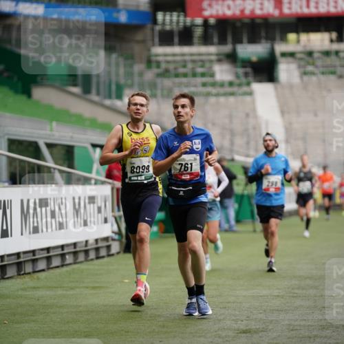 05.10.2025 - 20. swb-Marathon Bremen Michael Burmester http://msf.ph/oto/9325758 05.10.2025 12:36:20 Laufen im Stadion 298, 343, 482, 735, 761, 902, 1212, 1231, 1640, 1837, 3198, 3891, 7854, 8099, 8321, 8613, 1000, 2838 meine-sportfotos.de