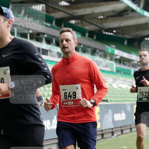05.10.2025 - 20. swb-Marathon Bremen Michael Burmester http://msf.ph/oto/9325795 05.10.2025 12:45:51 Laufen im Stadion 349, 649, 852, 943, 1091, 1146, 1307, 1790, 1883, 2228, 2545, 3197, 3807, 4786, 5132, 5588, 6150, 7028, 7440, 7526, 8747, 109, 1055, 1631, 2666, 2719, 3218, 3327, 3342, 4571, 6302, 6996, 8828, 9130 meine-sportfotos.de
