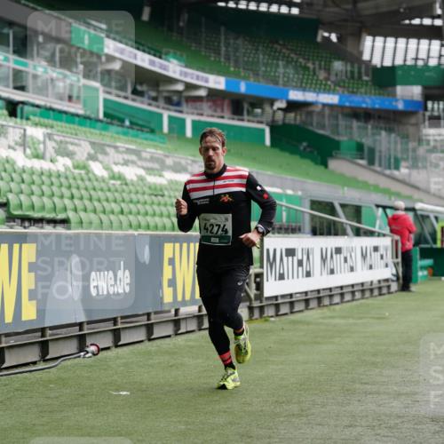 05.10.2025 - 20. swb-Marathon Bremen Michael Burmester http://msf.ph/oto/9325811 05.10.2025 12:46:01 Laufen im Stadion 256, 281, 349, 649, 852, 943, 1091, 1146, 1307, 1883, 2163, 2228, 2545, 3197, 3807, 4274, 4617, 4786, 5132, 5588, 6150, 6849, 7028, 7440, 7526, 1055, 1790, 3218, 3327, 4571, 6996, 8747, 8828, 9130 meine-sportfotos.de